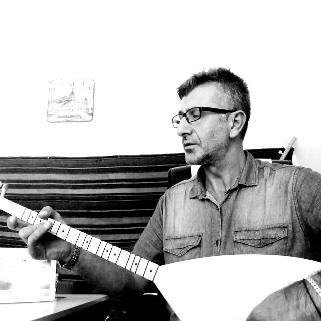 Şafak Müzik kurucusu Hikmet Durnağöz bağlama çalarken